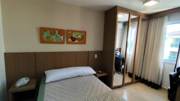 Quarto mobiliado com armário espelhado, apart-hotel The Sun, beira do Lago