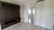Quarto com painel de TV e armário, apartamento em Sobradinho