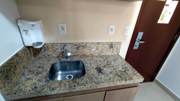 Bancada em granito com purificador, apart-hotel The Sun, beira do Lago