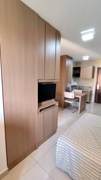 Ambiente integrado com TV e copa, apart-hotel The Sun, beira do Lago