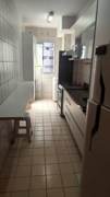 Cozinha com armários planejados, apartamento Mondrian em Águas Claras