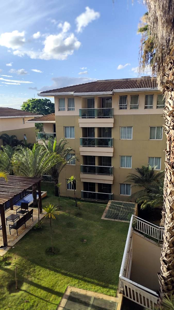 Condomínio com piscina e jardim